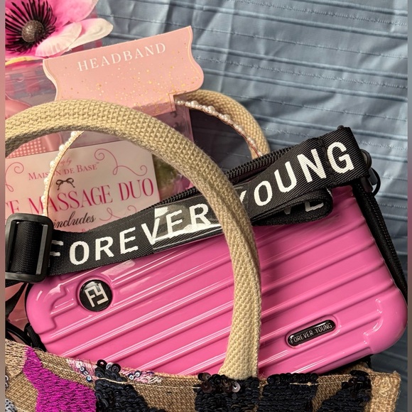 Floral Sequin Gift Set - Picture 4 of 10